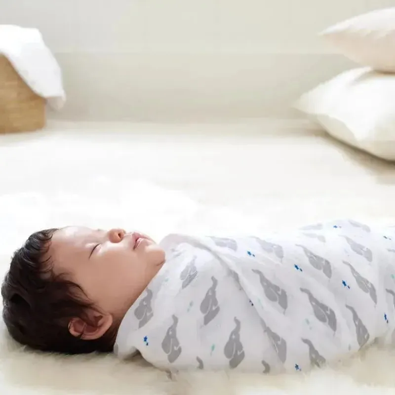 aden__anais__swaddle_de_m_SKUXHJ5imh7_2.webp Aden + Anais - Swaddle de musselina de algodão 4 unidades, estrela bebê Outlet
