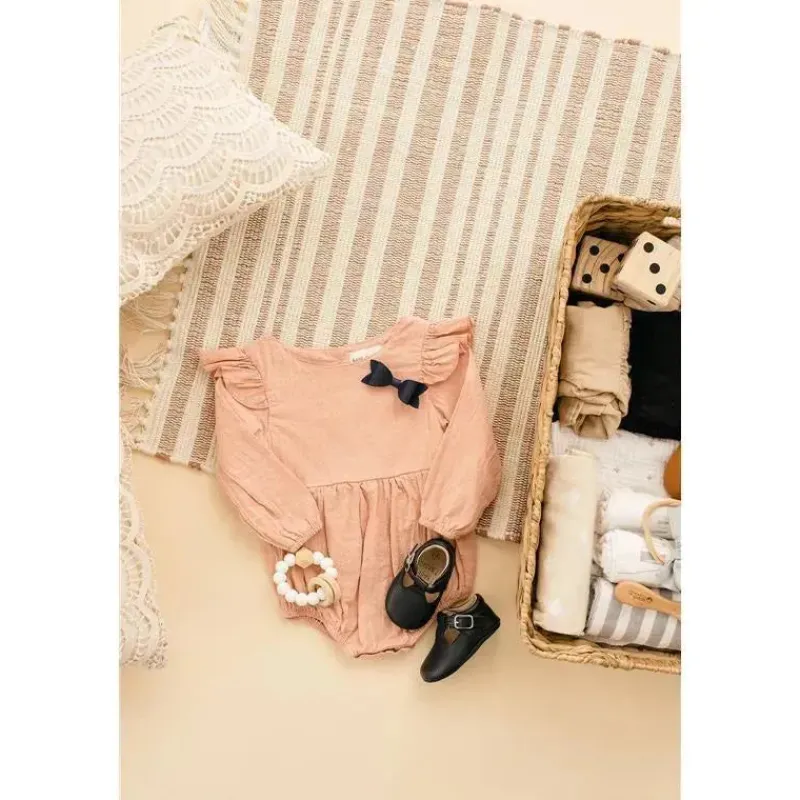 babe_basics__macaco_de_li_SKUYCLQlxAz_1.webp Babe Basics - Macacão de linho com manga esvoaçante, blush Outlet