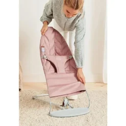 BabyBjorn - Colcha de pétalas de algodão Bouncer Bliss, rosa empoeirado Hot