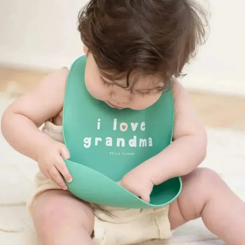 bella_tunno__babador_wond_SKU3akmioMb_1.webp Bella Tunno - babador Wonder, babador de silicone para bebê, sem BPA tóxico, eu amo a vovó Online