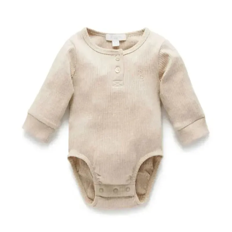 body_henley_pure_baby__ba_SKUuyK1njM7_0.webp Pure Baby Body Henley - Baby Neutro Rib Manga Longa, Biscoito Melange Outlet