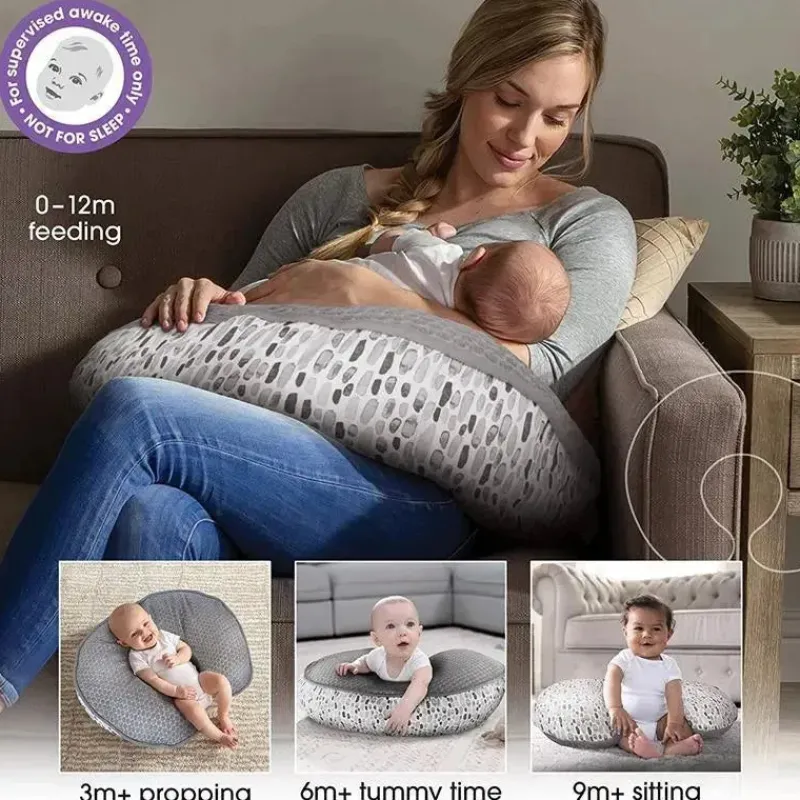 boppy__luxe_slipcovered_a_SKUEI4kfkCG_1.webp Boppy - Luxe Slipcovered Almofadas Pincelada Cinza Pennydot Outlet