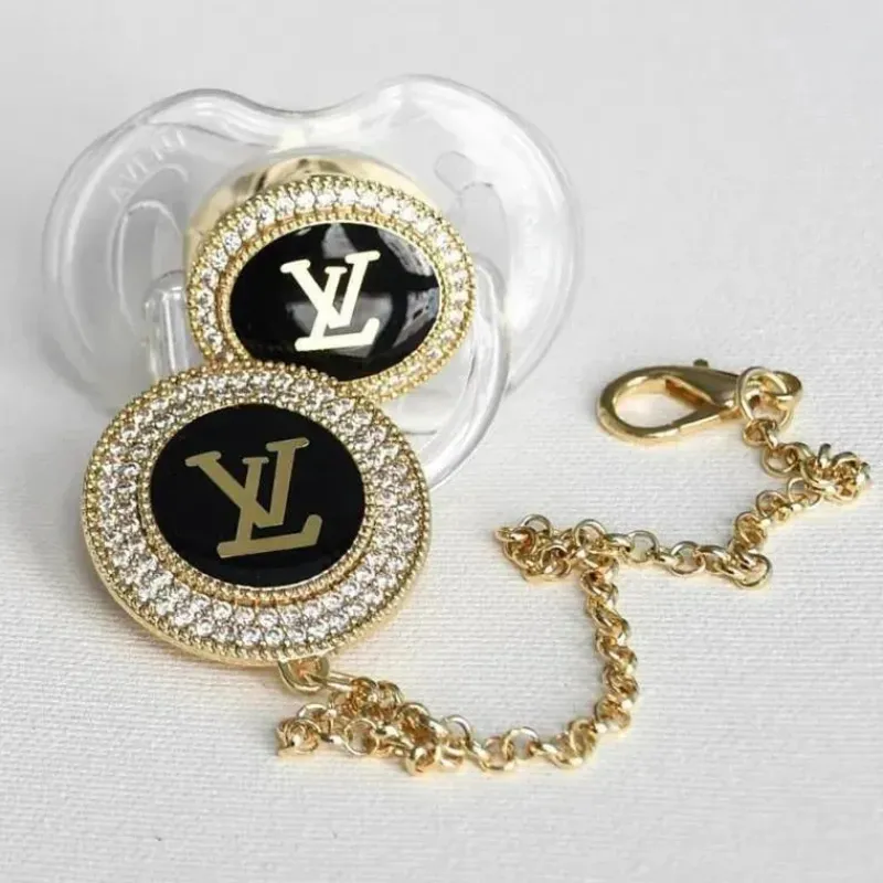 chupeta_bling_swarovski_c_SKUYRzSPUfU_0.webp Louis Vuitton Chupeta Bling Swarovski Cristal Inspirada na Moda Glam Best