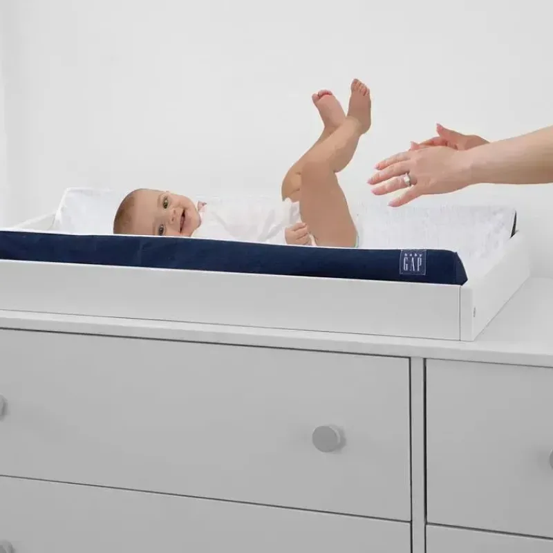 delta_children__trocador__SKUnZcCObiE_1.webp Delta Children - Trocador Gap BabyGap Contoured com capa de resfriamento, azul-marinho Outlet