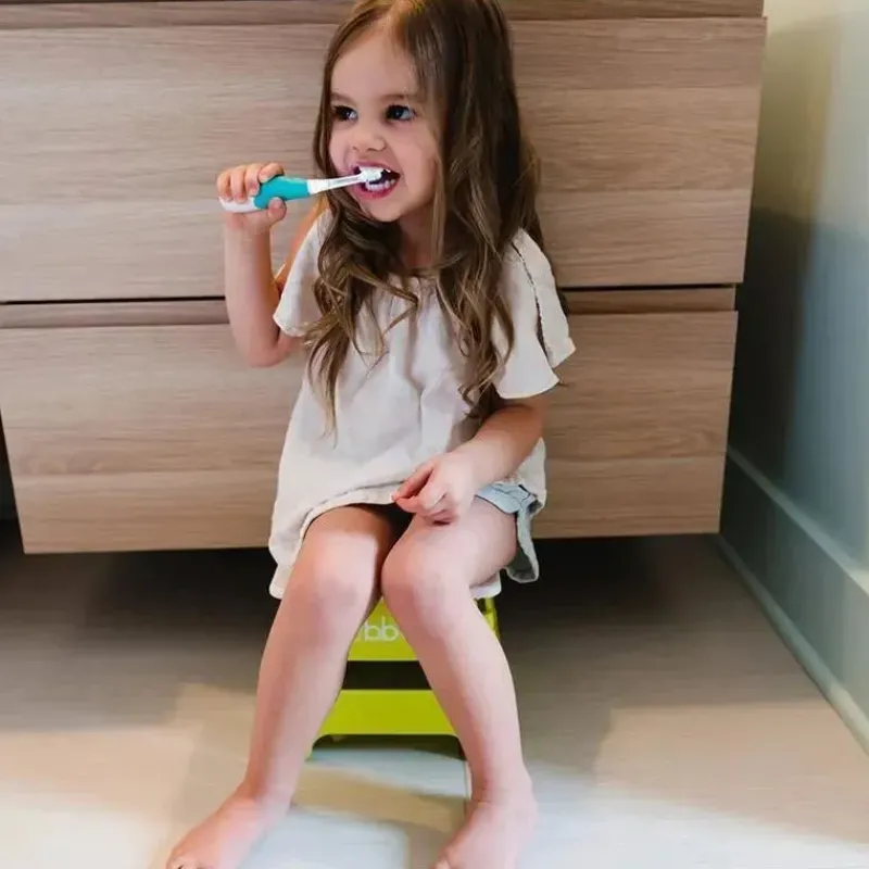 escova_de_dentes_snica_de_SKUEqIWMv7g_4.webp Bbluv Escova de dentes sônica de 2 estágios Sonik para bebês e crianças pequenas, branca/acqua New