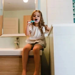 Bbluv Escova de dentes sônica de 2 estágios Sonik para bebês e crianças pequenas, branca/acqua New