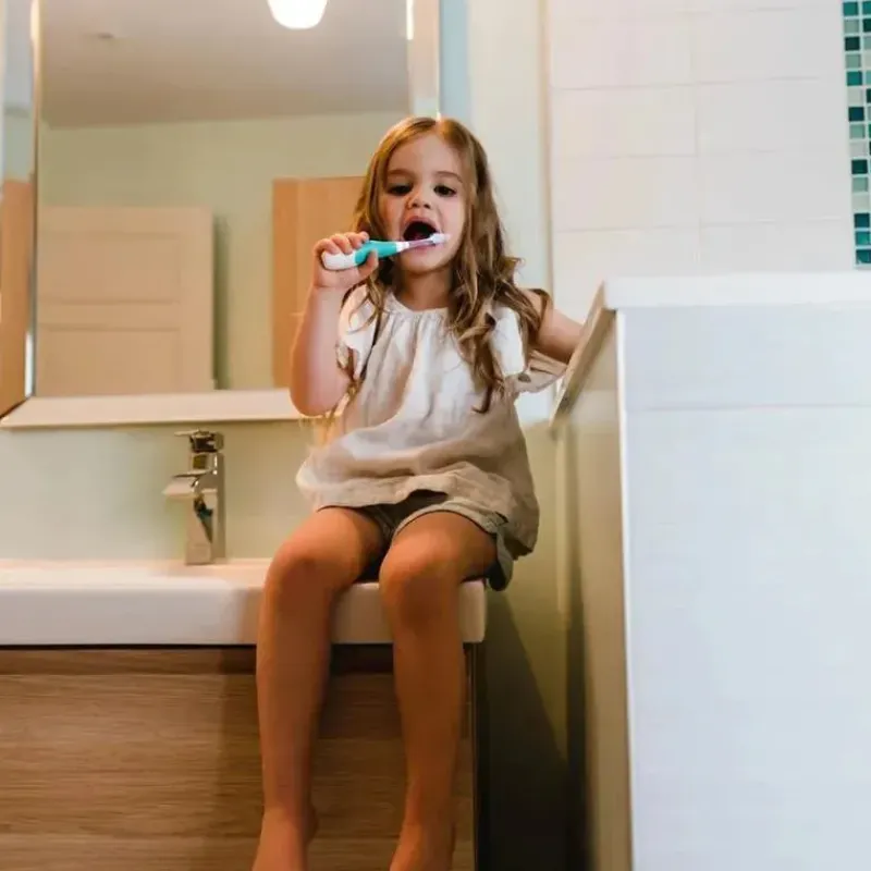 escova_de_dentes_snica_de_SKUEqIWMv7g_5.webp Bbluv Escova de dentes sônica de 2 estágios Sonik para bebês e crianças pequenas, branca/acqua New