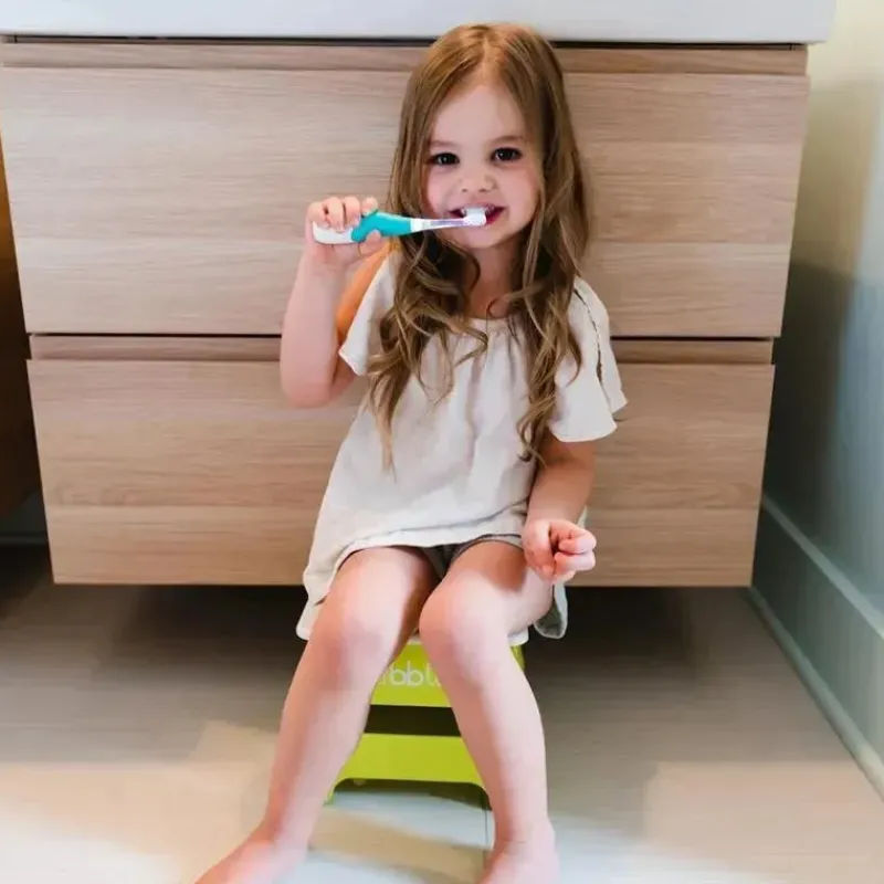 escova_de_dentes_snica_de_SKUEqIWMv7g_6.webp Bbluv Escova de dentes sônica de 2 estágios Sonik para bebês e crianças pequenas, branca/acqua New