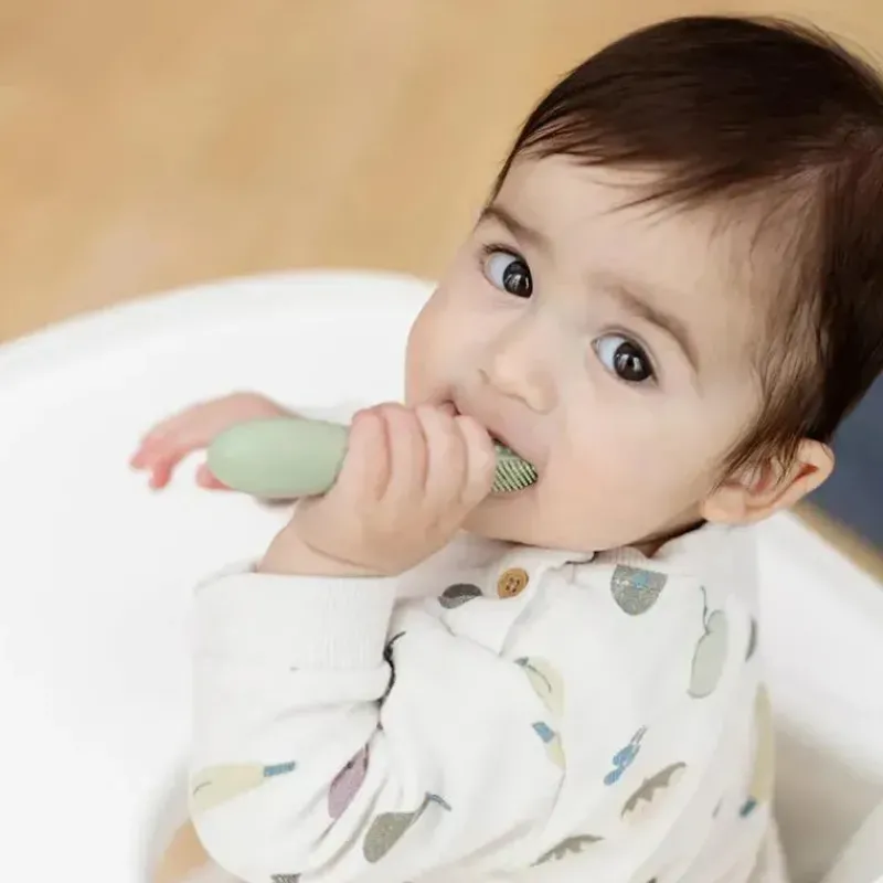 ezpz__escova_de_dentes_ba_SKUO7VmuOlF_4.webp ezpz - Escova de dentes Baby-Led™ + Depressor de língua sensorial Pacote duplo, Sage Discount