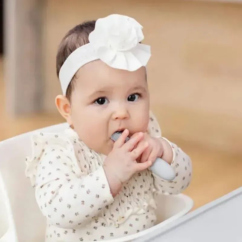 ezpz__escova_de_dentes_ba_SKUW4TN7x41_3.webp ezpz - Escova de dentes Baby-Led™ + Depressor de língua sensorial, pacote duplo, estanho Clearance