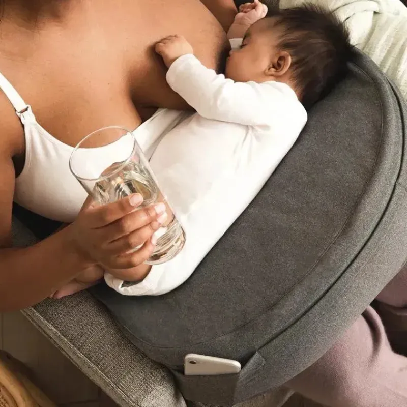 fridababy__almofada_de_am_SKUY9gGvr8o_2.webp FridaBaby - Almofada de amamentação ajustável Best