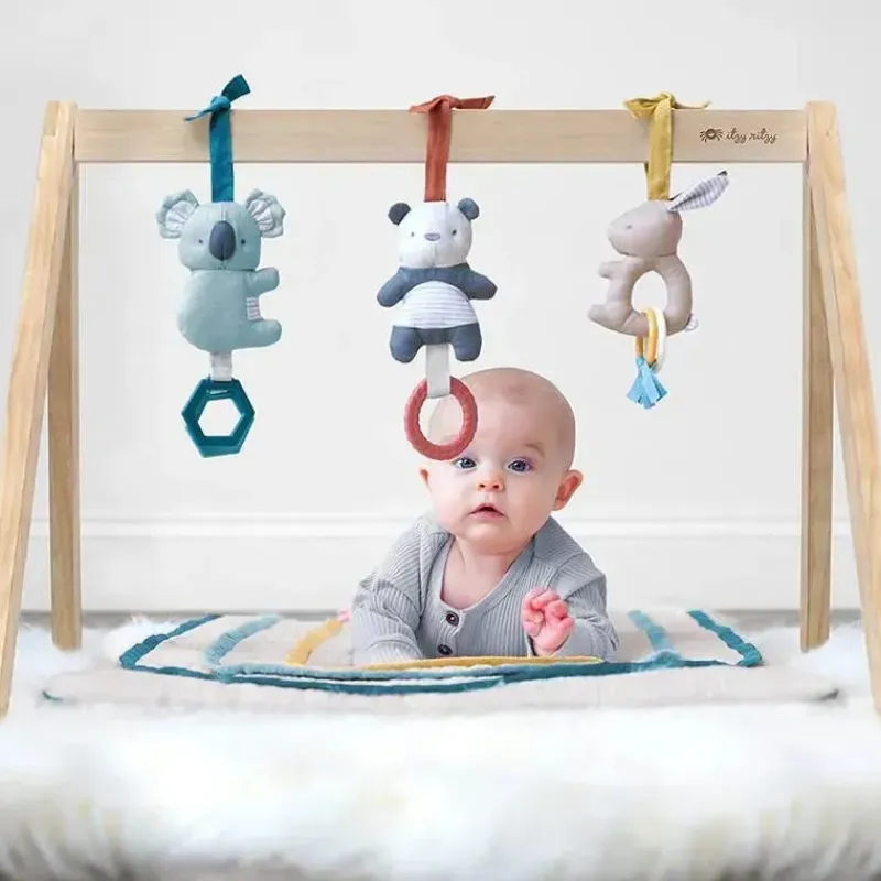 itzy_ritzy__ginsio_de_ati_SKU66YD7HMS_2.webp Itzy Ritzy - Ginásio de atividades de madeira com tapete de brincar e arco-íris de brinquedo Online