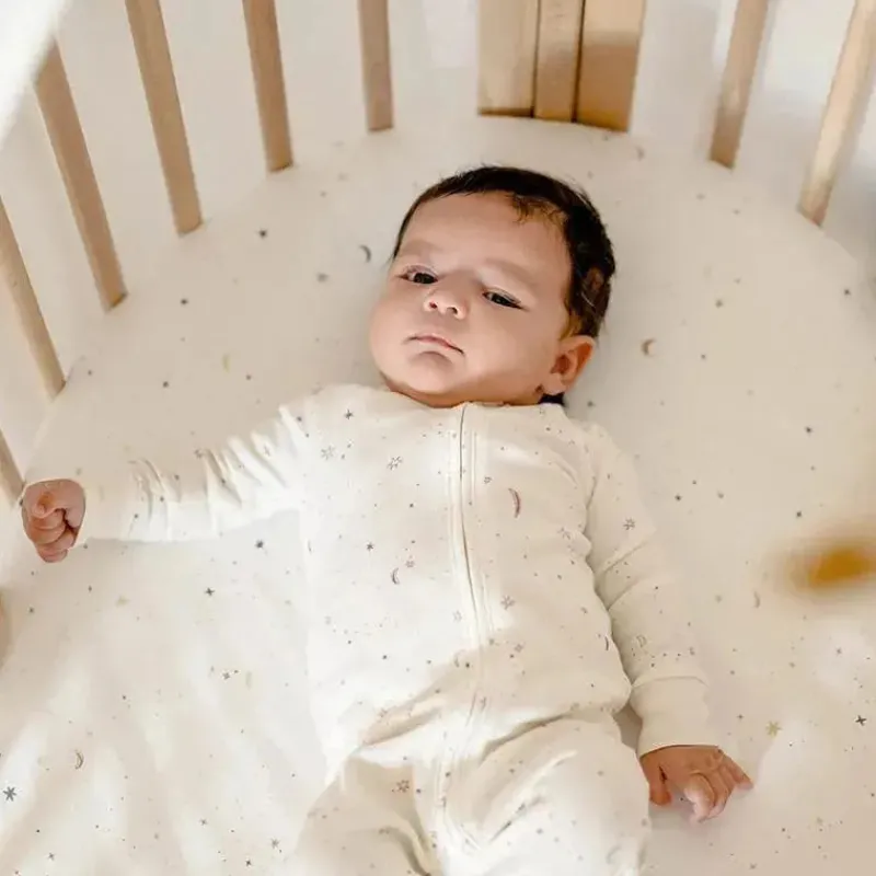 lenol_com_elstico_stokke__SKURPJ9Ry5s_4.webp Stokke Lençol com elástico - Sleepi Mini da Pehr, Celestial Best