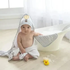 Living Textiles - Toalha com capuz para bebê, conjunto de presente de banho com 5 peças, para cima e para longe, azul Hot