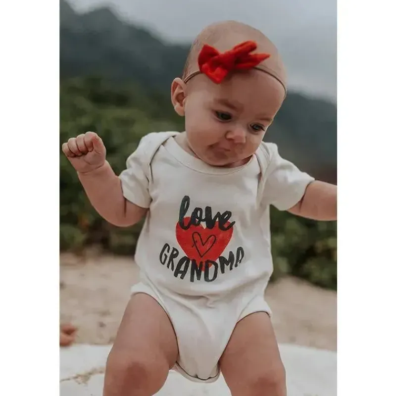 macaco_grfico_finn__emma__SKU1DZQAThx_1.webp Finn + Emma Macacão gráfico Love Grandma, bege Fashion
