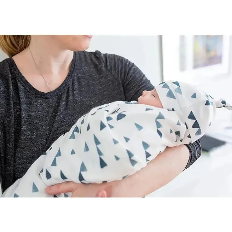 mary_meyer__conjunto_lulu_SKUoCu3N8fh_1.webp Mary Meyer - Conjunto Lulujo Hello World Hat & Swaddle, triângulos marinhos Hot