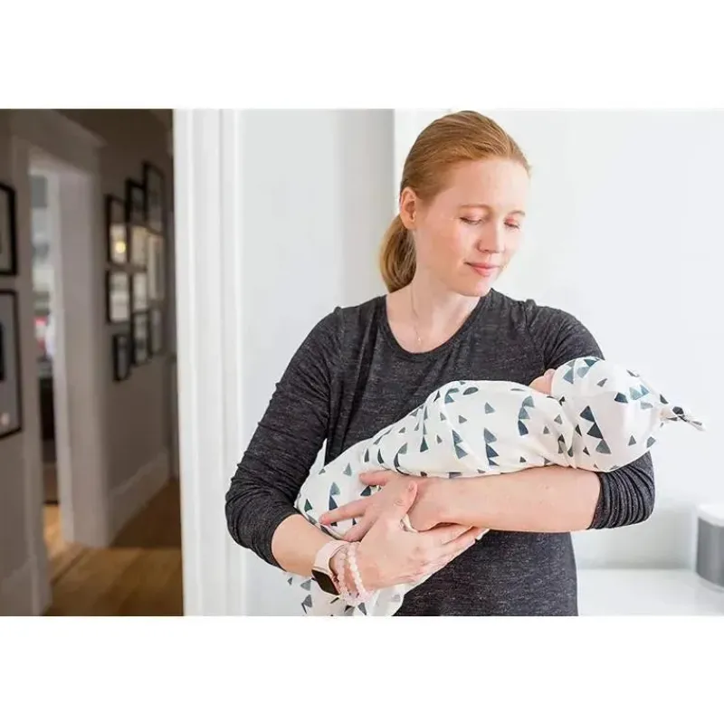 mary_meyer__conjunto_lulu_SKUoCu3N8fh_2.webp Mary Meyer - Conjunto Lulujo Hello World Hat & Swaddle, triângulos marinhos Hot