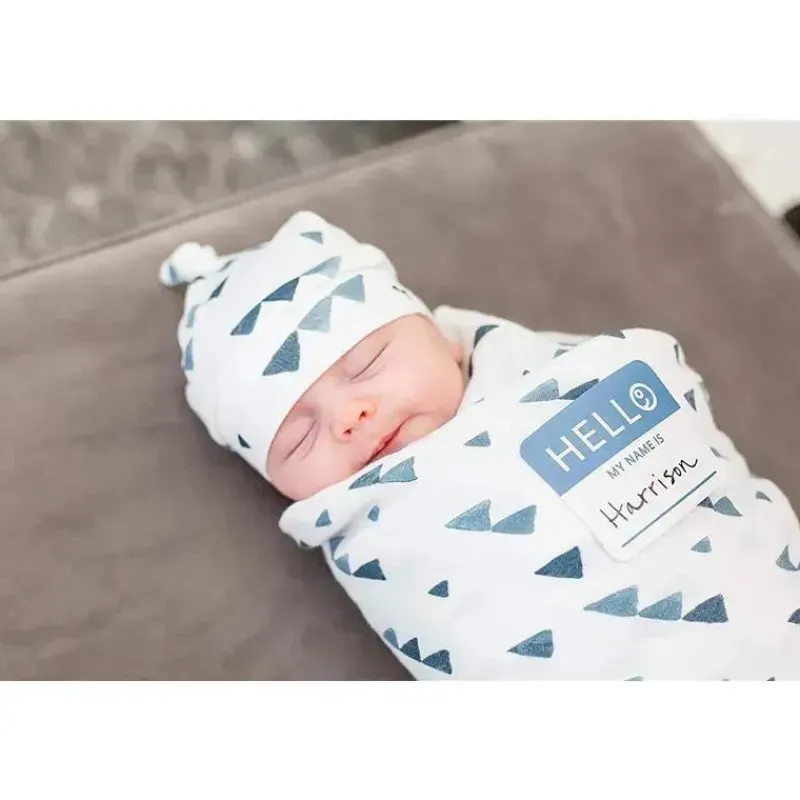 mary_meyer__conjunto_lulu_SKUoCu3N8fh_3.webp Mary Meyer - Conjunto Lulujo Hello World Hat & Swaddle, triângulos marinhos Hot