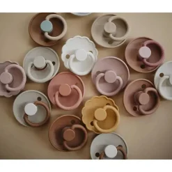 Mushie - 2 unidades de chupeta de silicone natural Frigg Daisy, blush/creme, 6/18M Outlet