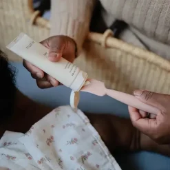 Mushie - Aplicador de Creme para Fraldas Silicone Macio com Base de Sucção, Lilás Suave Fashion
