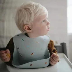 Mushie - Babete de bebê de silicone, Safari cinza claro Discount