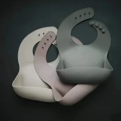 Mushie - Babete de bebê de silicone, Safari cinza claro Discount
