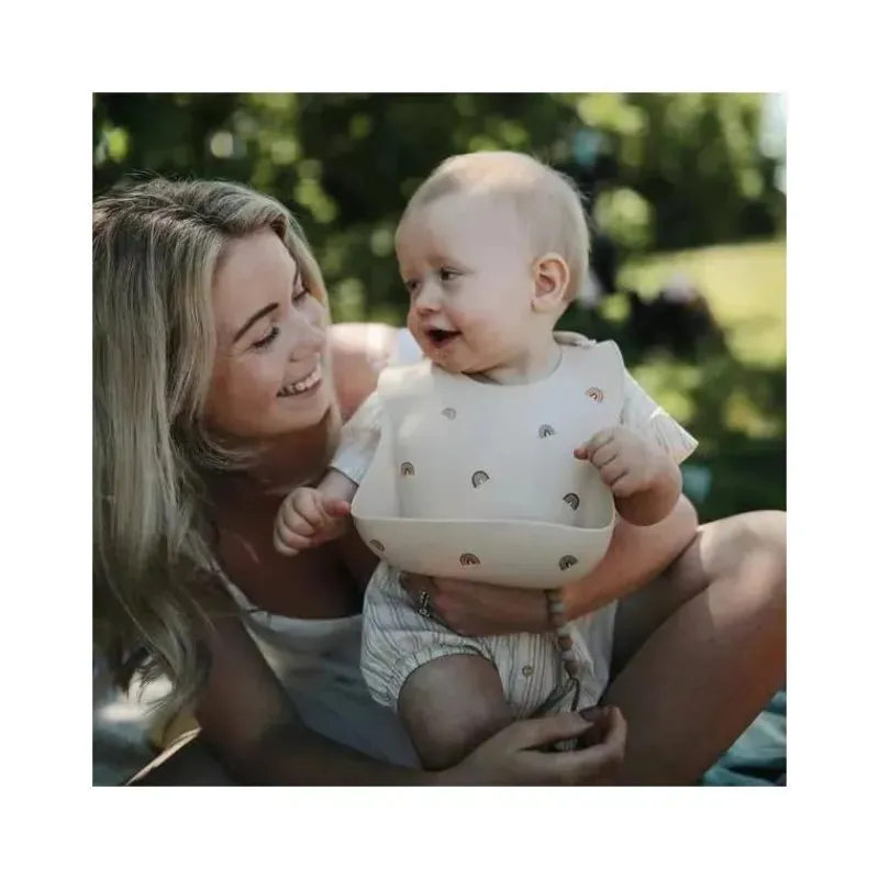 mushie__babete_de_beb_de__SKUos7BjJhd_3.webp Mushie - Babete de bebê de silicone - Arco-íris Online