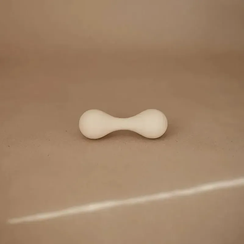 mushie__brinquedo_de_choc_SKUbyjyxMzq_1.webp Mushie - Brinquedo de chocalho de bebê de silicone que muda de areia Fashion