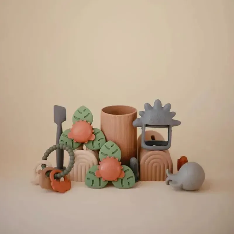 mushie__brinquedo_giratri_SKUoHa1o6IR_3.webp Mushie - brinquedo giratório de sucção Dino para banho e brincadeira Hot