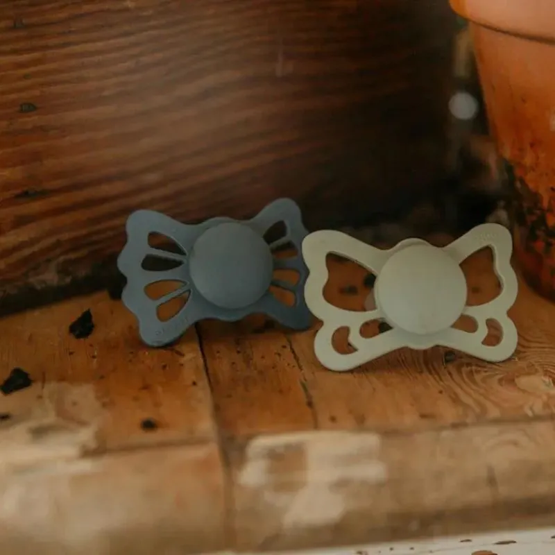 mushie__butterfly_anatomi_SKUvBcxlmv8_5.webp Mushie - Butterfly Anatomical Silicone Pacifier | 6-18 Months (Primrose/Silver Gray) Sale
