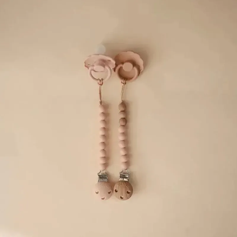 mushie__clipe_de_chupeta__SKUjIvkT4DJ_1.webp Mushie - clipe de chupeta de silicone Hera, blush Outlet
