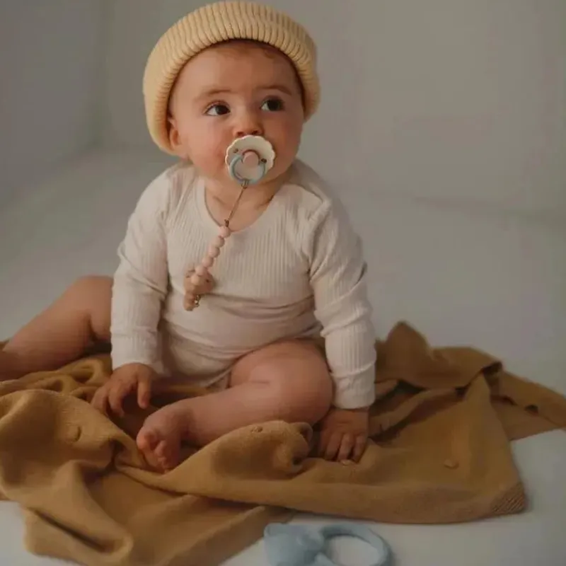 mushie__clipe_de_chupeta__SKUsQM8ci0Z_1.webp Mushie - Clipe de chupeta de silicone Eva, Blush Outlet