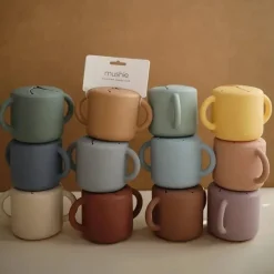 Mushie - Copo para lanche de silicone para bebês, areia movediça Hot