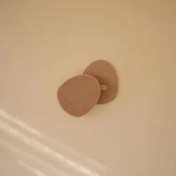 Mushie - Escova para touca de banho de bebê para pele seca, tratamento de eczema, pacote com 2, natural/azul Cambridge Best