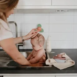Mushie - Escova para touca de banho de bebê para pele seca, tratamento de eczema, pacote com 2, natural/azul Cambridge Best
