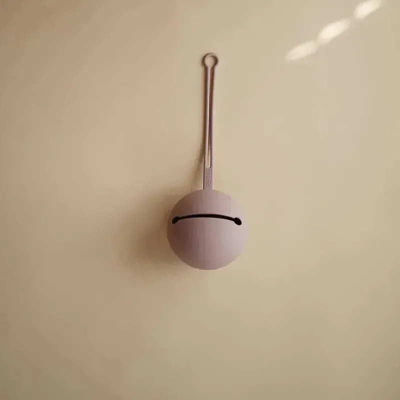 mushie__estojo_porta_chup_SKUkIGrRXFO_1.webp Mushie - Estojo porta chupeta de silicone, lilás suave Online