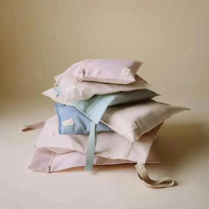 mushie__sacos_midos_resis_SKUcNy8btve_6.webp Mushie - Sacos úmidos resistentes à água, saco de armazenamento reutilizável grande e pequeno, conjunto de 2 verde romano Outlet