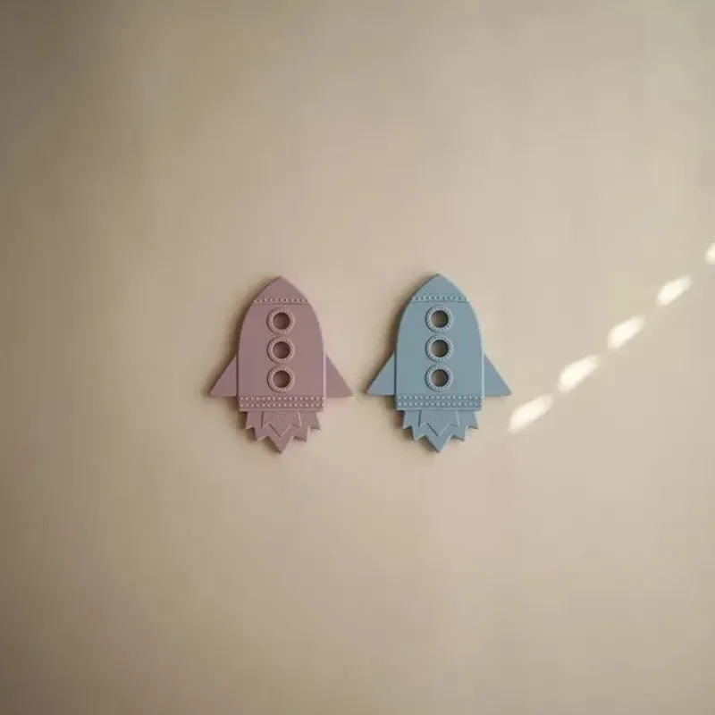 mushie_silicone_mordedor__SKUoywYKaLj_1.webp Mushie Silicone Mordedor Foguete Macio Lilás Sale