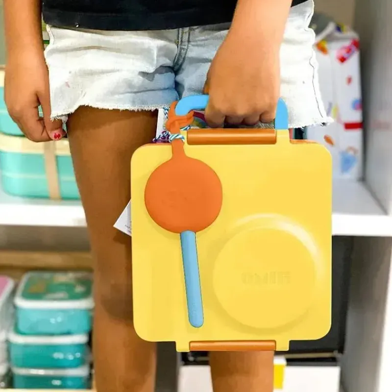 omiebox__garfo_e_colher_r_SKU4FvWg0zQ_1.webp OmieBox - Garfo e colher reutilizáveis de plástico 2 unidades com cápsula para crianças, nascer do sol Outlet