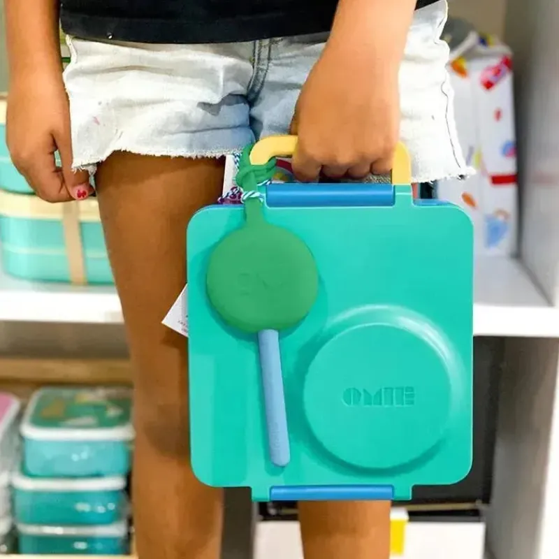 omiebox__garfo_e_colher_r_SKUH435izkU_4.webp OmieBox - Garfo e colher reutilizáveis de plástico 2 unidades com cápsula para crianças, verde menta New