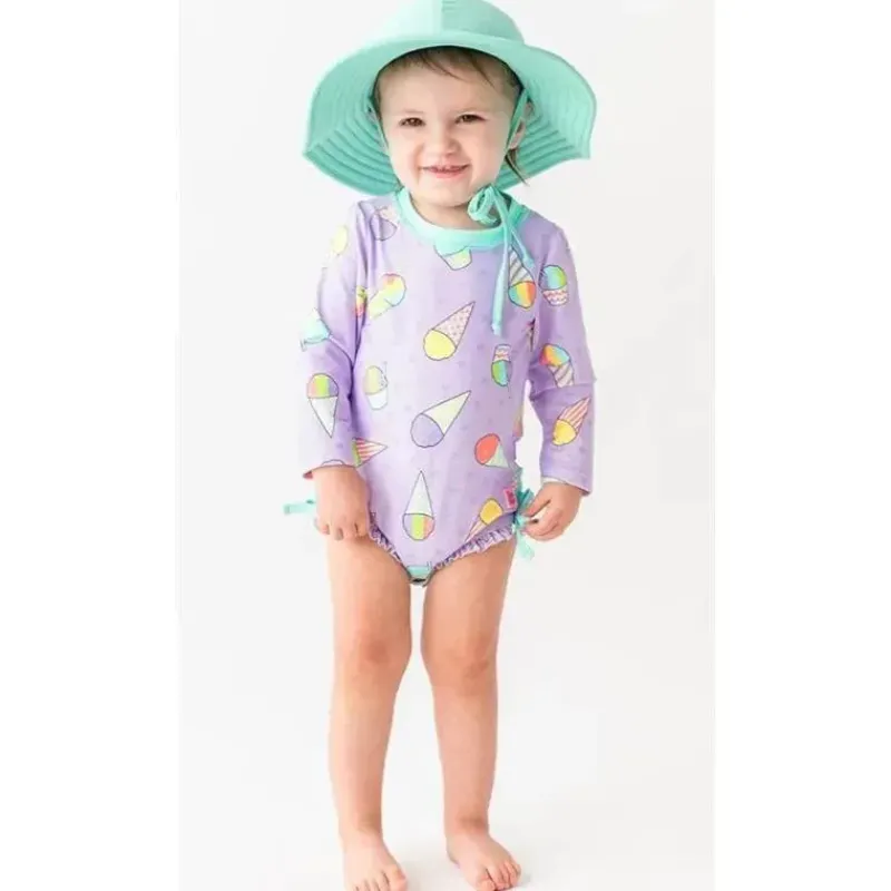 rufflebutts__baby_girl_co_SKUi0nDu9wX_1.webp RuffleButts - Baby Girl Cones de Neve Manga Longa Protetor de Rash de Uma Peça Fashion