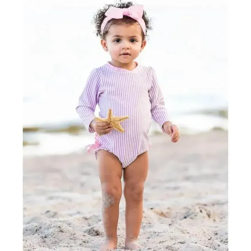 rufflebutts__baby_girl_se_SKUub6QfRex_1.webp RuffleButts - Baby Girl Seersucker One Piece Rash Guard, Lilás Hot