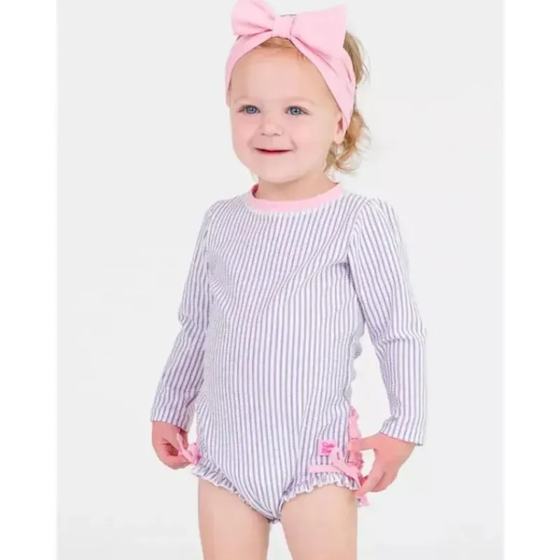 rufflebutts__rash_guard_d_SKURW6fKesP_2.webp RuffleButts - Rash Guard de manga comprida lavanda Seersucker para meninas, peça única, roxo New