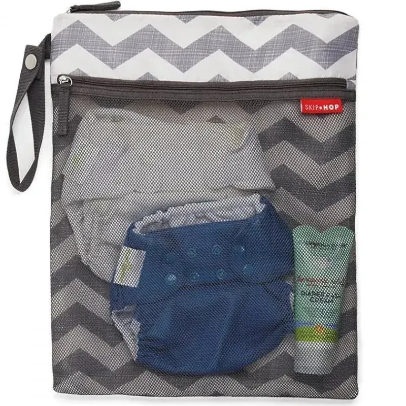 skip_hop__bolsa_molhadase_SKUUzDYXglr_1.webp Skip Hop - Bolsa Molhada/Seca para Pegar e Levar, Listras Brancas/Cinzas (Chevron) Outlet