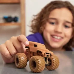 Spin Master - Monster Jam, Mystery Mudders, Monster Truck oficial fundido, Wash to Reveal, escala 1:64, estilos variam Hot