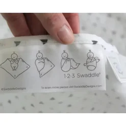 Swaddle Designs - Cobertor Swaddle Marquisette Cupcakes Preto e Branco Hot
